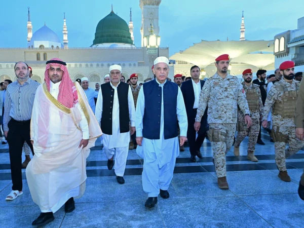 وزیراعظم کی مدینہ منورہ آمد، روضہ رسول پر حاضری، امن و امان کے لیے دعائیں