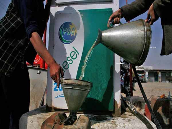 حکومت نے پیٹرول، ڈیزل کی قیمت میں بڑے اضافے کے بعد ایک پیٹرولیم پروڈکٹ کی قیمت میں کمی کردی
