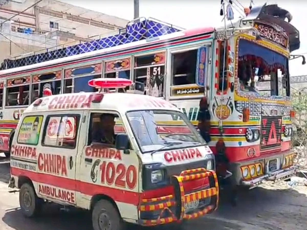 کراچی: بس اور ٹرک کی ٹکر سے ایک گھنٹے میں 2 خواتین جاں بحق