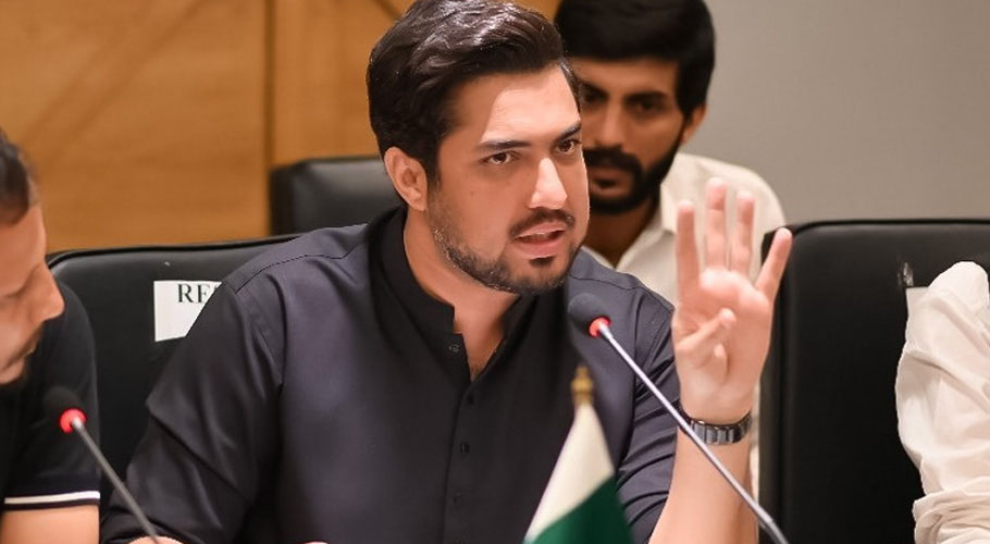 اینکر اقرارالحسن نے شناخت دینے والے اے آر وائی نیوز سے راہیں جدا کرلیں، وجہ؟