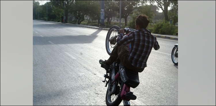 کوئٹہ کی سڑکوں پر ون ویلنگ کا جان لیوا کھیل، 107 موٹرسائیکلیں ضبط، خطرناک رجحان پر قابو پانے کے لیے حکومتی سطح پر مستقل اور ٹھوس حکمت عملی کا فقدان