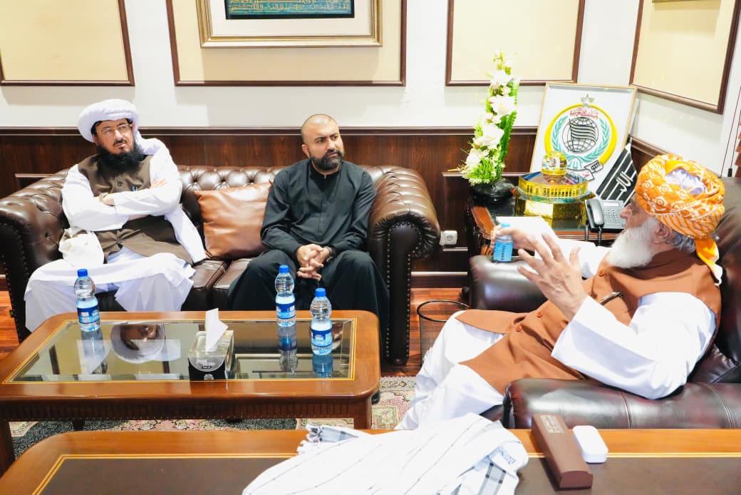 مدارس رجسٹریشن تنازعہ‘ سرفراز بگٹی کی مولانا فضل الرحمٰن کے گھر آمد ‘ اہم ملاقات ، مذاکرات سے مسائل حل کرنے پر اتفاق