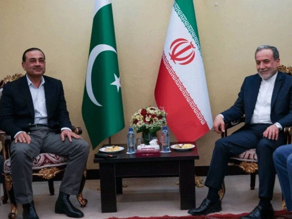 امریکا ایران مذاکرات: فیلڈ مارشل کی تہران میں ایرانی وزیر خارجہ سےاہم ملاقات، کشیدگی میں کمی پرگفتگو