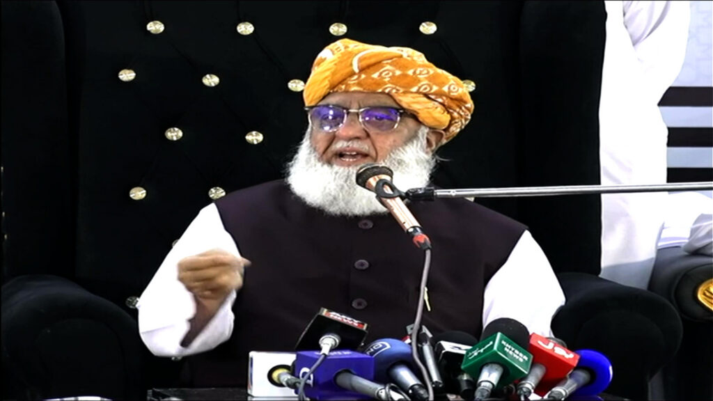 فوج سیاست میں مداخلت نہ کرے، ملک پر اقلیت حکومت کررہی ہے، موجودہ حکومت جعلی ہے: مولانا فضل الرحمٰن