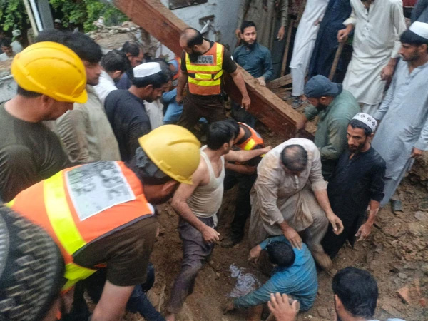 صوابی؛ شدید بارش سے مختلف مقامات پر عمارتیں منہدم، باپ بیٹی جاں بحق، مزید نقصانات کا خدشہ