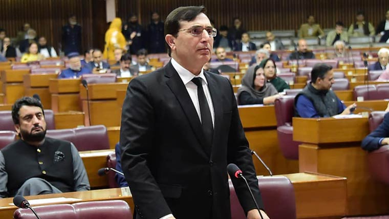عمران خان کو پمز لے جانے پر پی ٹی آئی کا احتجاج، شاید کچھ دن بعد ہم اس اسمبلی کا حصہ نہ رہیں: بیرسٹر گوہر کا قومی اسمبلی میں خطاب