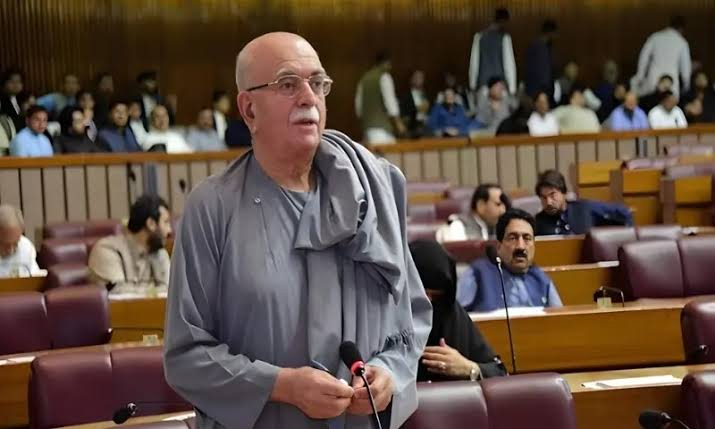 عمران خان کو اندھیرے میں دوسرے اسپتال لے جایا گیا، بہن کو کمرے میں بند رکھا گیا: حکومت میں موجود ‘کالی بھیڑیں’ پی ٹی آئی سے ڈائیلاگ کی فضا سبوتاژ کر رہی ہیں، سرانان واقعے پر کسی کے کان پر جوں تک نہیں رینگی: محمود خان اچکزئی