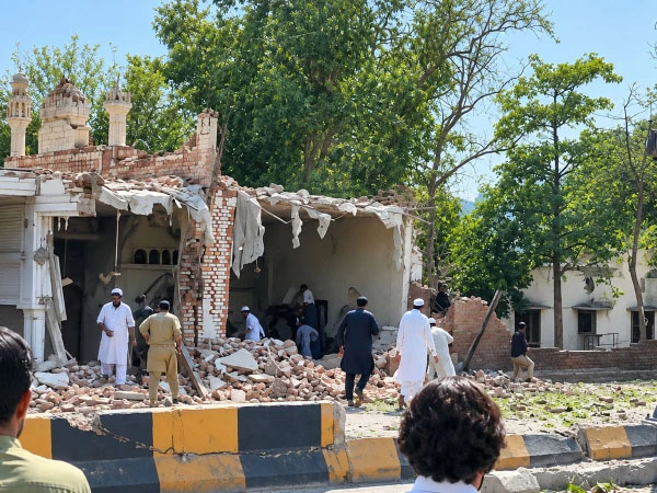 کوہاٹ؛ پولیس لائنز میں نماز جمعہ کے دوران دھماکا، 5 پولیس اہلکاروں سمیت 16 افراد شہید