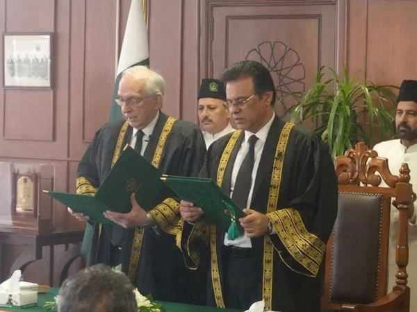 جسٹس منیب اختر نے سپریم کورٹ کے قائم مقام چیف جسٹس کا حلف اٹھا لیا