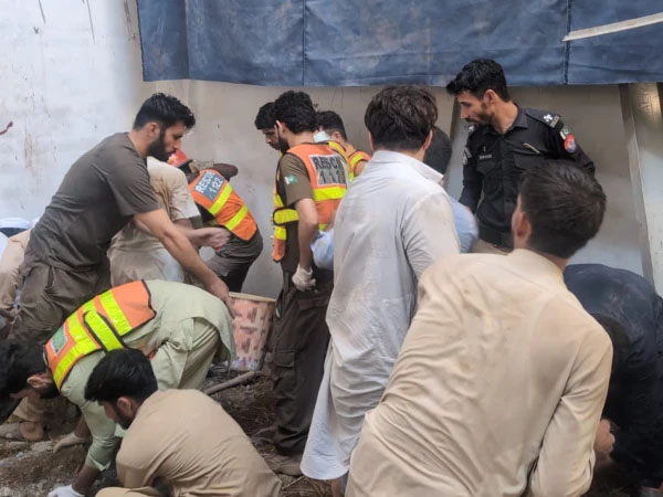 پشاور میں نجی اسکول کی چھت منہدم،  30  افراد جاں بحق، اسکول مالک گرفتار